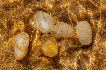LE-BR-MIS-01&nbsp;&nbsp;&nbsp;&nbsp;&nbsp;&nbsp;&nbsp;&nbsp; Pebbles Under Water At A Beach On The Southeast Coast Of Bahia, Brazil